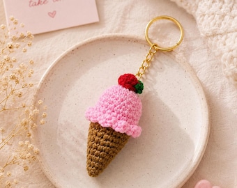 Haakpatroon voor een sleutelhanger in de vorm van een ijsje | Amigurumi ijshoorntje bedeltje (PDF-download)