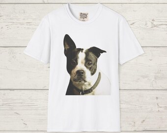 Op de afbeelding: Wit T-shirt met een sepia-getint beeld van een Boston Terrier hond. De hond heeft zwart-witte markeringen en draagt een halsband. Het shirt heeft een klein label bij de halslijn.