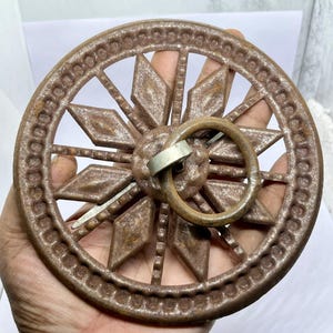 Antieke klopper handgemaakte deur met ring Vintage sombere smid die oude design houten deuren maakt ijzeren handsnijden Cadeaupapier kerst