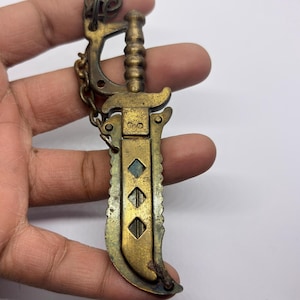 Llavero con dije de espada de latón macizo Kwikset KW1, collar con colgante de cabeza de león