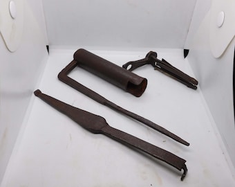 Candado de barril antiguo con llave, herrero en funcionamiento, decoración del hogar