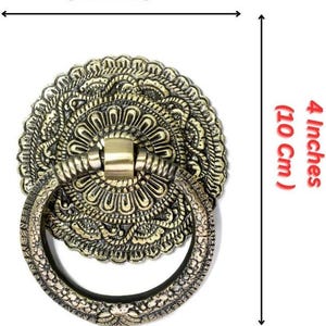 Antieke klopper handgemaakte deur met ring Vintage sombere smid die oude design houten deuren maakt met de hand messing handsnijden Cadeaupapier kerst