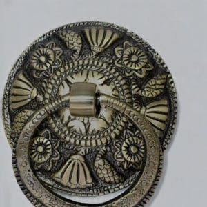 Antieke klopper handgemaakte deur met ring Vintage sombere smid die oude design houten deuren maakt met de hand messing handsnijden Cadeaupapier kerst