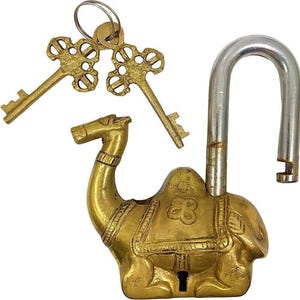 Peut inclure: Un cadenas décoratif en laiton en forme de chameau avec deux clés ornées. Le cadenas est ouvert, révélant une anse de couleur argentée. Le chameau est détaillé avec des motifs de selle et de harnais, et les clés sont attachées à un anneau.