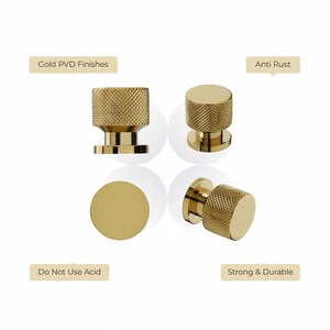 Könnte beinhalten: Goldfarbene Schrankknöpfe mit einer strukturierten, rautenförmigen Oberfläche. Die Knöpfe haben eine zylindrische Form mit flachem Boden und abgerundeter Oberseite. Der Text lautet: "Gold PVD Finishes", "Anti Rust", "Do Not Use Acid" und "Strong & Durable".
