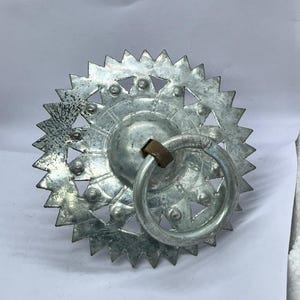 Antieke klopper handgemaakte deur met ring Vintage sombere smid die oude design houten deuren maakt ijzeren handsnijden Cadeaupapier kerst