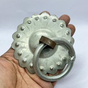 Antieke klopper handgemaakte deur met ring Vintage sombere smid die oude design houten deuren maakt ijzeren handsnijden Cadeaupapier kerst