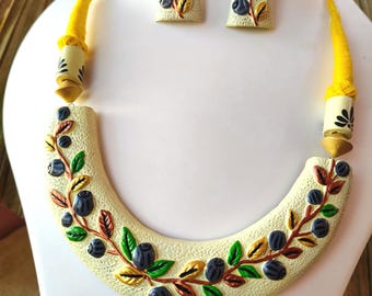 Conjunto de collar y pendientes de terracota hechos a mano / Joyería bohemia pintada / Creación única hecha a mano