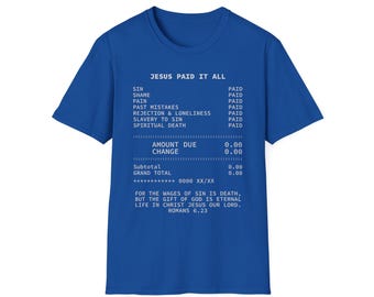 Könnte beinhalten: Ein königsblaues T-Shirt mit einem weißen Grafikdesign, das einem Beleg ähnelt. Der Text auf dem Beleg lautet "JESUS PAID IT ALL" und listet verschiedene Sünden als "BEZAHLT" auf. Ein Bibelvers aus Römer 6:23 ist ebenfalls enthalten.