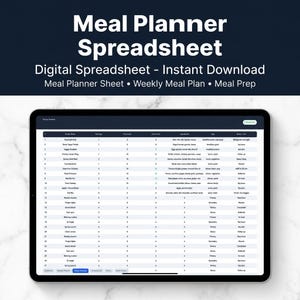 Puede incluir: Una tableta digital muestra una hoja de cálculo de planificación de comidas. La pantalla muestra una tabla detallada con columnas para el nombre de la receta, las porciones, el tiempo de preparación y los ingredientes. El texto en la parte superior dice "Meal Planner Spreadsheet".