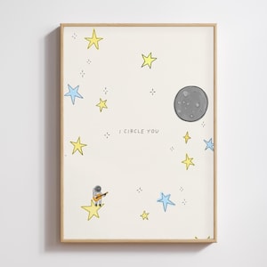 Könnte beinhalten: Ein gerahmter Kunstdruck mit einer skurrilen Illustration. Das Kunstwerk zeigt einen Astronauten, der Gitarre spielt, umgeben von gelben und blauen Sternen, einem grauen Mond und dem Text "I CIRCLE YOU" auf cremefarbenem Hintergrund.