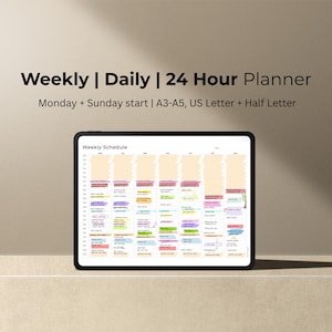 Peut inclure: Une tablette affiche un planificateur hebdomadaire avec des notes colorées. Le texte en haut indique "Weekly | Daily | 24 Hour Planner". Le planificateur commence le lundi et le dimanche et est disponible en formats A3-A5, US Letter et Half Letter.