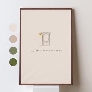 Könnte beinhalten: Ein gerahmter Kunstdruck mit einer minimalistischen Illustration einer Tür und einer Verandalampe. Das braun gerahmte Kunstwerk trägt den Text "I'll leave the porchlight on" unter der Tür. Der Hintergrund ist hellbeige.
