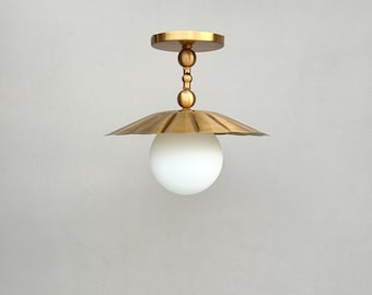 Messing globe-kroonluchter: art-deco semi-inbouwplafondlamp