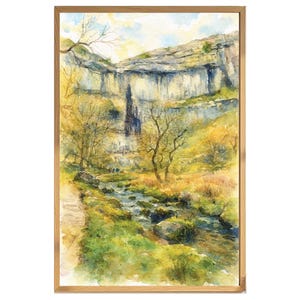 Può includere: Dipinto ad acquerello incorniciato di un paesaggio con una cascata. L'opera presenta un ruscello, alberi e aree erbose, il tutto davanti a una parete rocciosa. La tavolozza dei colori comprende verdi, gialli e blu.