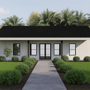 Puede incluir: Una casa moderna de una sola planta con techo negro y revestimiento blanco. La casa tiene ventanas y puertas con marcos negros. Un camino de hormigón conduce a la puerta principal, bordeado de arbustos verdes. La casa está rodeada de hierba verde y árboles.