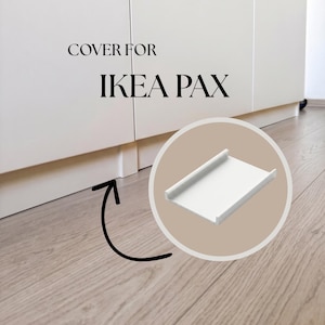 Könnte beinhalten: Weiße Abdeckung für IKEA PAX-Schränke. Das Bild zeigt eine Nahaufnahme eines weißen Schranks mit dem Text "COVER FOR IKEA PAX". Ein kreisförmiger Einsatz hebt das Design der Abdeckung hervor, eine rechteckige Form mit erhöhten Kanten.