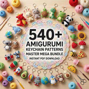 Puede incluir: Una colección de patrones de llaveros amigurumi coloridos, que incluyen animales, comida y objetos. La imagen presenta una variedad de llaveros de ganchillo, como un panda, una fresa y una porción de pizza. El texto en el centro dice "540+ Amigurumi Keychain Patterns Master Mega Bundle Instant PDF Download."