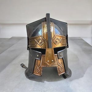 Peut inclure: Casque métallique argenté et doré avec des motifs en relief. Le casque présente une crête verticale et un design évoquant un thème historique ou fantastique. Idéal pour le cosplay ou l'exposition.