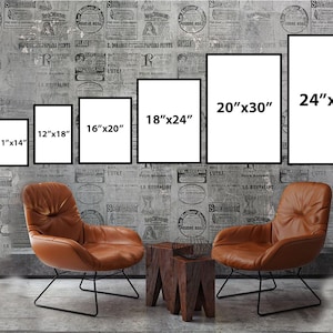 Puede incluir: Una escena de habitaci&oacute;n con impresiones art&iacute;sticas enmarcadas en varios tama&ntilde;os, incluyendo 23x28 cm, 28x36 cm, 30x46 cm, 41x51 cm, 46x61 cm, 51x76 cm y 61x91 cm. Tambi&eacute;n hay dos sillones de cuero marr&oacute;n y una peque&ntilde;a mesa de madera.