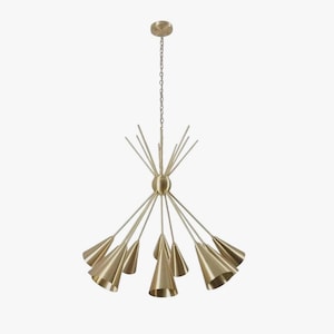 Puede incluir: Una lámpara de araña de color latón con un diseño de estrella. La lámpara tiene múltiples pantallas en forma de cono y varillas radiantes que se extienden desde una esfera central. Cuelga de una cadena y un soporte de techo.