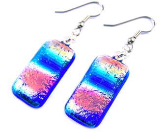 Boucles d'oreilles pendantes en verre dichroïque - Rayures bleu orange et or, prisme tie-dye et prisme tie-dye Verre fusionné - Acier chirurgical Français à clipser - 2,5 cm