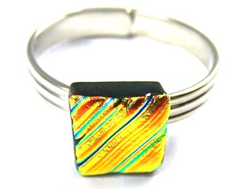 Bague en verre dichroïque réglable minuscule - Petit carré en verre fusionné texturé à rayures orange cuivré à rayures orange et à motifs - 8 mm