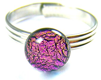 Bague ajustable en verre dichroïque - Petit cabochon dichroïque de 8 mm (1/4") - Rose, magenta, fuchsia - Bague plaquée argent