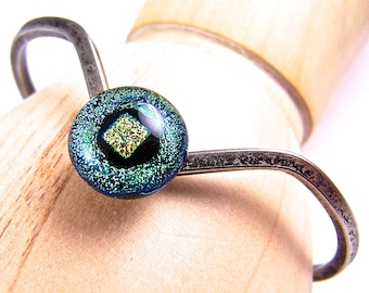 Bracelet manchette en V en verre dichroïque - Cabochon rond à pois or jaune vert citron, verre fusionné dicro - Pépite 1/2" 12 mm - Laiton plaqué argent