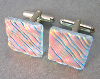 Boutons de manchette en verre dichroïque - Orange clair, cuivre, pêche, reflets bleus, ondulations texturées - Verre fondu formel - 3/4 po. 20 mm carré