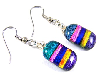 Boucles d'oreilles pendantes en verre dichroïque - Rayures arc-en-ciel en or rose, orange, violet bleus verts - Boucles d'oreilles pendantes ou à clip en acier chirurgical 3/4" 20 mm