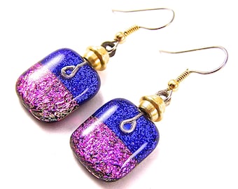 Boucles d'oreilles pendantes en verre dichroïque - Bleu saphir, rose fuchsia, magenta fusionnés - Perles dorées - Fermoir à clip ou à fil d'acier chirurgical - 15 mm (3/4")