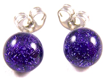 Boucles d'oreilles en verre dichroïque minuscules - 1/4" - violet violet raisin prune améthyste Clous de 8 mm en acier chirurgical boucles d'oreilles en verre dichroïque petites