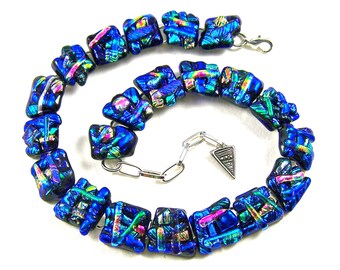 Collier à maillons en verre dichroïque - gros verre fusionné ondulé - texturé bleu vert rose violet - conception abstraite en couches sur mesure fabriqué à la main