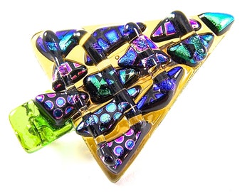 Sapin de Noël en verre dichroïque - Rayures dicro recyclées jaune bleu vert rose à motifs arc-en-ciel sur vitrail ambré transparent, verre fusionné 2"