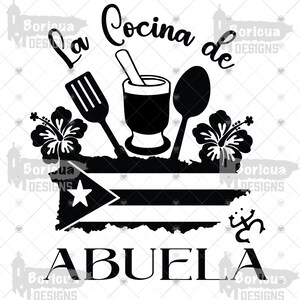 Peut inclure: Design graphique en noir et blanc avec les mots "La Cocina de Abuela" (La cuisine de grand-mère). Le design comprend des ustensiles de cuisine, des fleurs d'hibiscus et le drapeau portoricain.