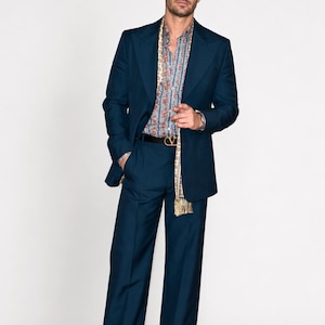 Abito da uomo blu petrolio intenso, modello anni '70 a gamba larga e taglio sartoriale rilassato.