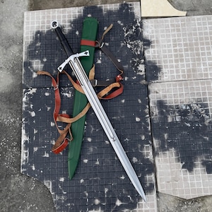 手鍛造カーボンスチール製バイキングブレード：ローズウッドハンドル、レザーシース | ロングソード