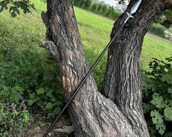 Lanza de acero de Damasco de 180 cm hecha a mano – Pieza de exhibición histórica de inspiración vikinga – Arma de asta forjada con funda de cuero – Decoración medieval de colección