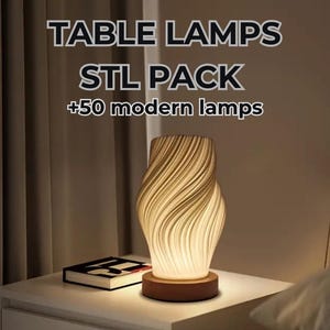 Puede incluir: Una lámpara de mesa moderna con un diseño arremolinado de color crema, colocada sobre una base de madera. La lámpara está iluminada, emitiendo un brillo cálido. El texto de la imagen dice: "TABLE LAMPS STL PACK +50 modern lamps."