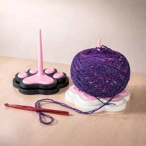 Garnabwickler mit rosa Pfote in Schwarz oder Weiß – praktisches Zubehör für Häkeln & Stricken