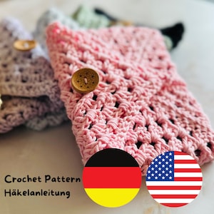 Könnte beinhalten: Nahaufnahme von drei gehäkelten Beuteln in Rosa-, Grau- und Grüntönen. Jeder Beutel hat einen Holzknopfverschluss. Der Text "Crochet Pattern Häkelanleitung" ist sichtbar.