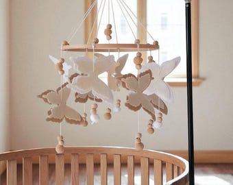 Móvil de mariposa para bebé, color neutro, para cuna, de fieltro, ideal como regalo para baby shower, con diseño de mariposa marrón, beige y blanco.