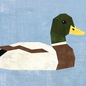 Op de afbeelding: Geometrische illustratie van een eend in groen, bruin, wit en geel tegen een lichtblauwe achtergrond. De eend is afgebeeld in een gestileerde, hoekige vorm, met een getextureerd uiterlijk.