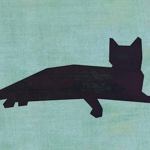 Könnte beinhalten: Eine schwarze, geometrische Katzen-Silhouette vor einem strukturierten, türkisfarbenen Hintergrund. Die Katze liegt ausgestreckt, mit ausgestrecktem Körper und Schwanz. Das Kunstwerk hat eine minimalistische, moderne Ästhetik.