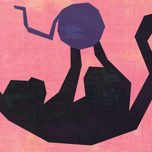 Op de afbeelding: Abstracte illustratie van een zwarte kat die naar een paarse bal reikt. Het silhouet van de kat staat tegen een roze achtergrond met textuur. Het lichaam en de ledematen van de kat zijn hoekig, waardoor een geometrisch ontwerp ontstaat.