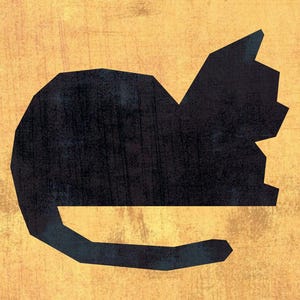 Op de afbeelding: Zwart katten silhouet in geometrische stijl, rustend op een horizontale lijn. De kat staat tegen een getextureerde, goudgele achtergrond, wat een opvallend contrast creëert. Het kunstwerk heeft een minimalistische esthetiek.