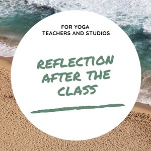 Op de afbeelding: Een witte cirkelvormige afbeelding met de tekst "FOR YOGA TEACHERS AND STUDIOS" boven "REFLECTION AFTER THE CLASS" in groen. Een groene lijn onderstreept de tekst. De achtergrond toont een strand met zand en oceaangolven.