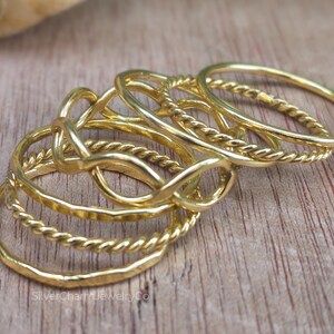 Anillo apilable relleno de oro: fino giro martillado, minimalista midi