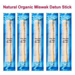 Peut inclure: Cinq bâtonnets de Miswak Datun emballés individuellement. Chaque bâtonnet est de couleur beige clair, emballé dans une pochette en plastique transparent avec des accents bleus et du texte. Le texte "Natural Organic Miswak Datun Stick" est en haut.